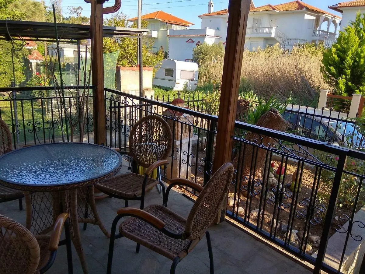 Family Seaside House In Mouries location